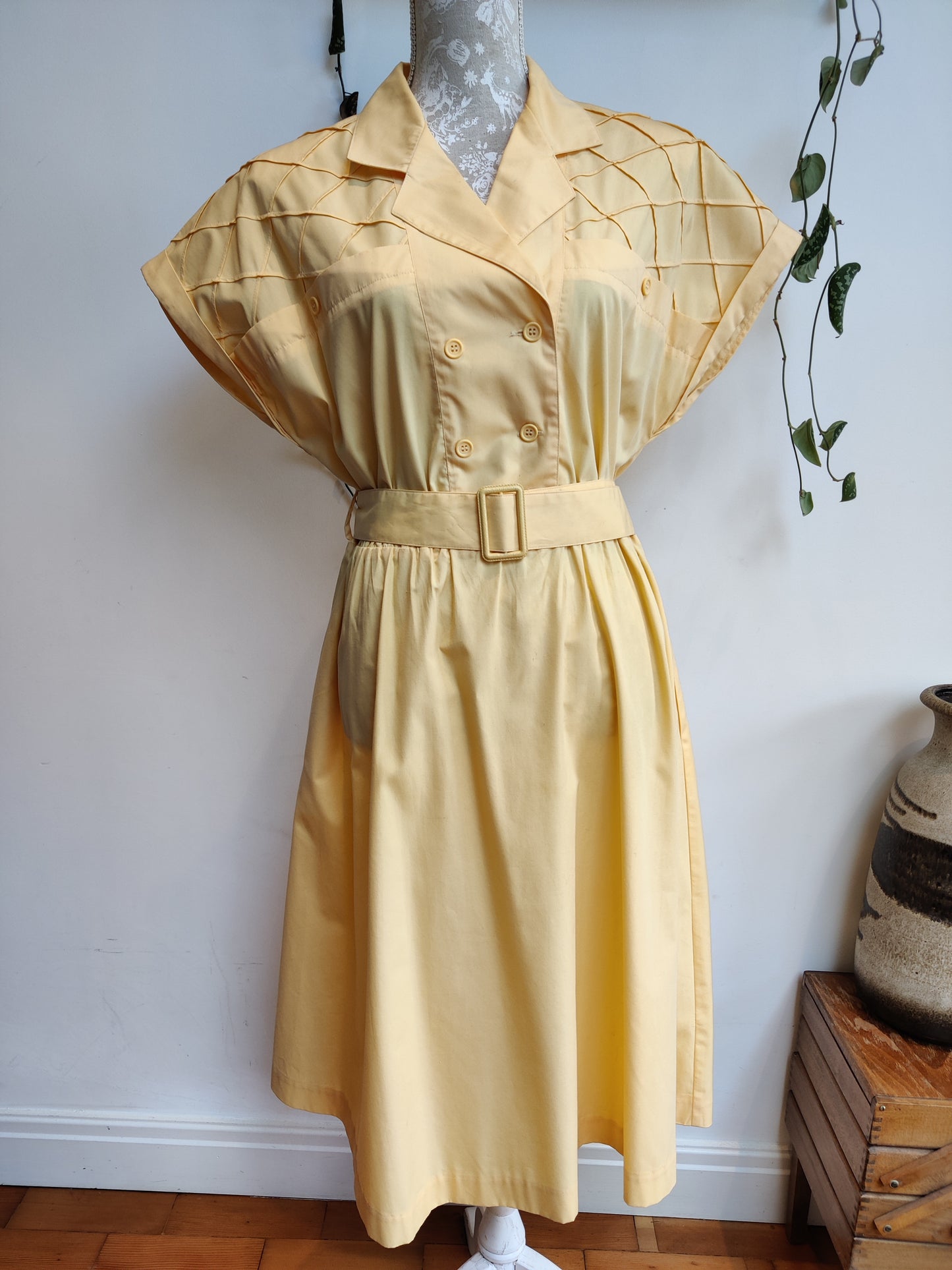 Stunning 80s yellow midi dress with button detail. Size 14-16