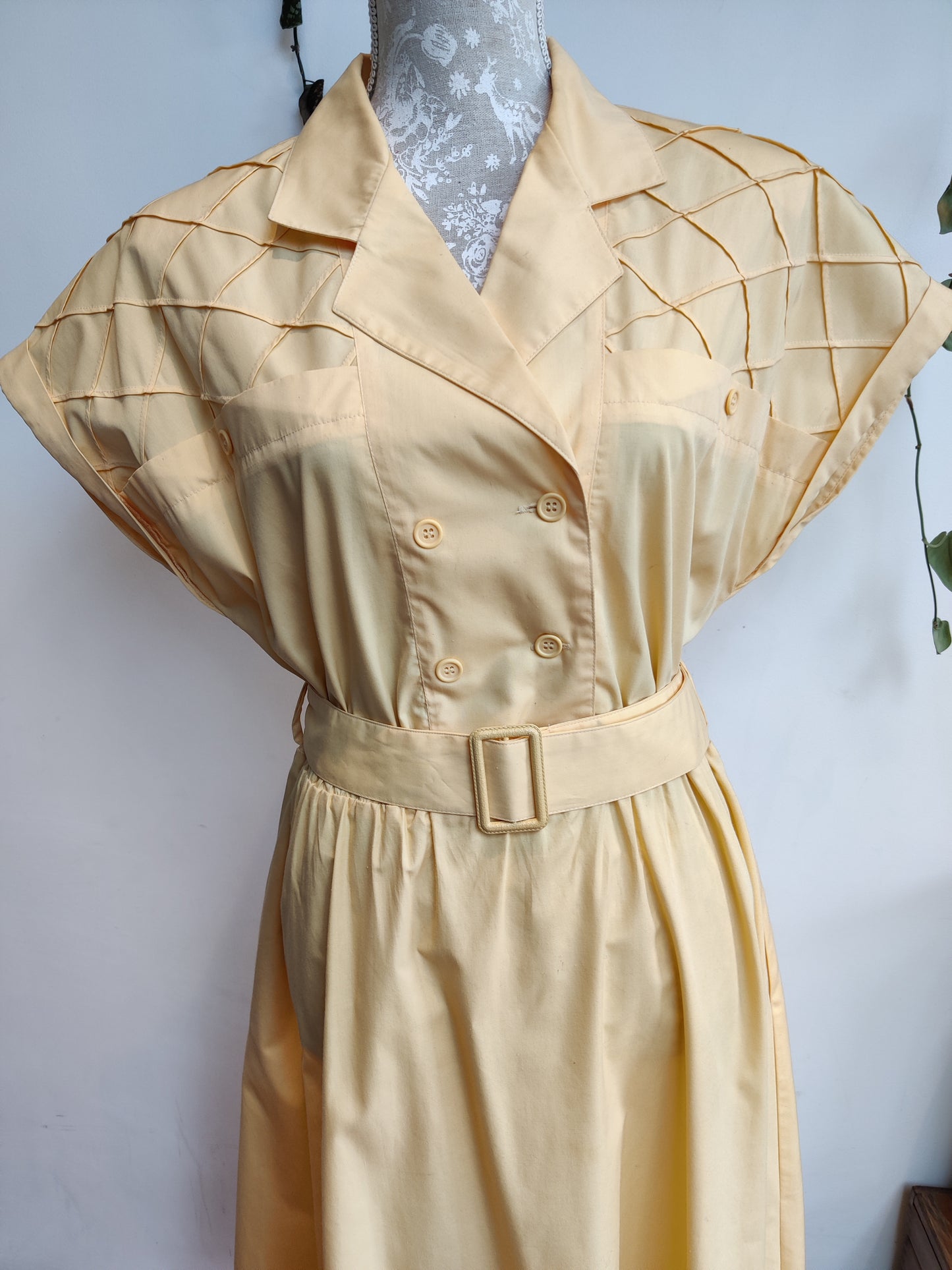 Stunning 80s yellow midi dress with button detail. Size 14-16